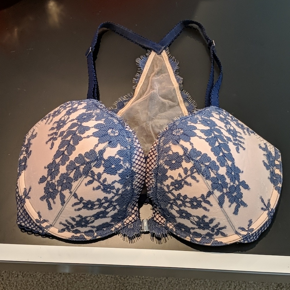 Victoria's secret bra 34 DD.. fits more like a D